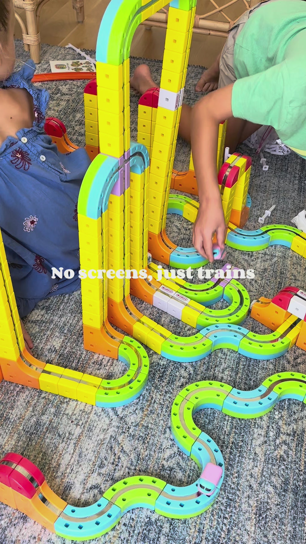 3D Flexible Electric Train & Race Track Set - Anti-Gravity STEM Toy for Kids 🚂🏎️